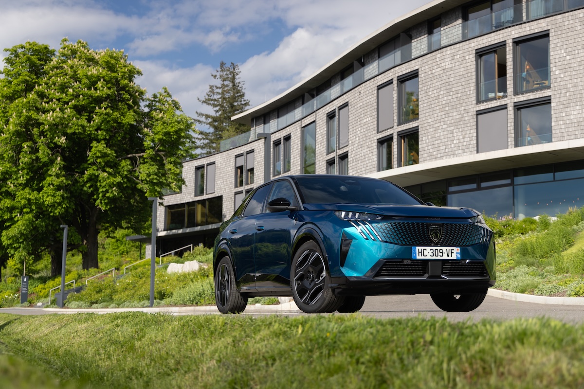 Peugeot apre gli ordini per il nuovo E-3008 325 Dual Motor GT