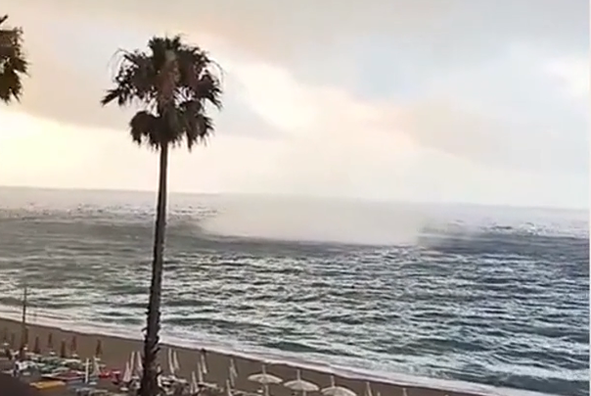 Savona, una tromba d’aria si abbatte sulla spiaggia. Le immagini mozzafiato Savona, una tromba d’aria si abbatte sulla spiaggia. Le immagini mozzafiato