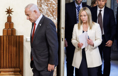Meloni condanna pesantemente Netanyahu. La premier (d’accordo con Tajani) meno trumpiana, più europeista e ‘amica’ del Papa
