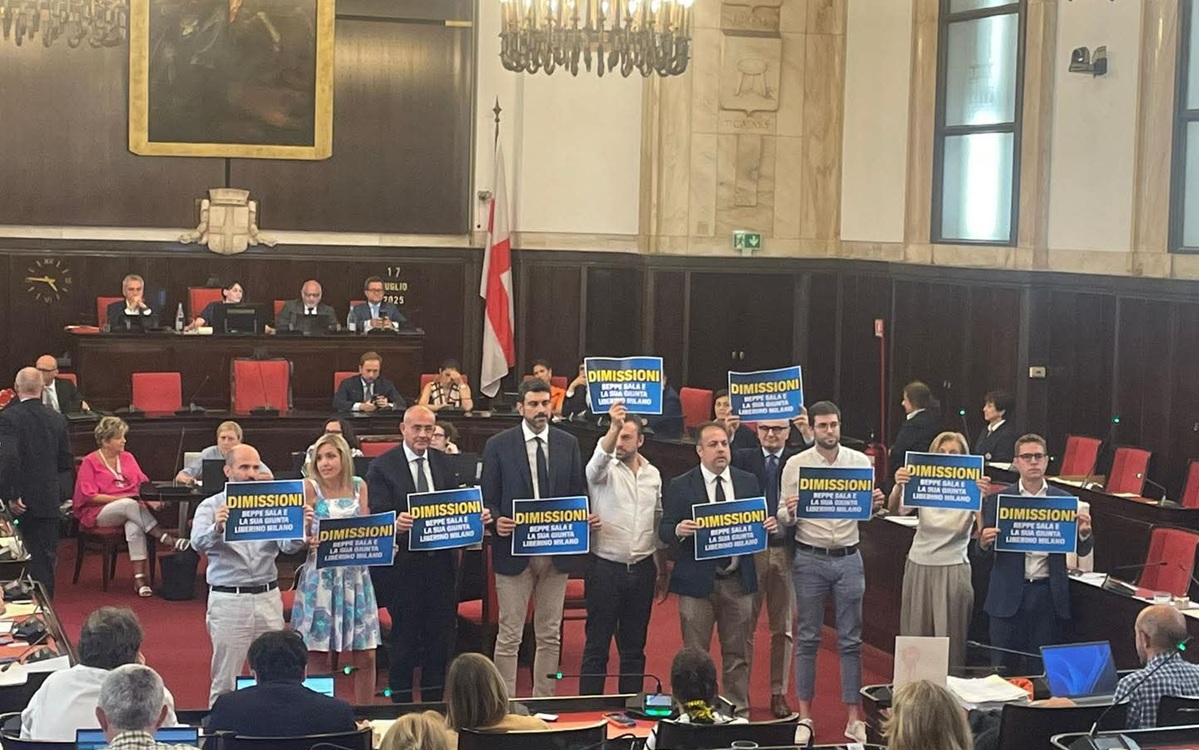 Milano, esplode la protesta di Lega e FdI in consiglio. Tancredi a Sala: “Disponibile a dimettermi” Milano, esplode la protesta di Lega e FdI in consiglio. Tancredi a Sala: “Disponibile a dimettermi”