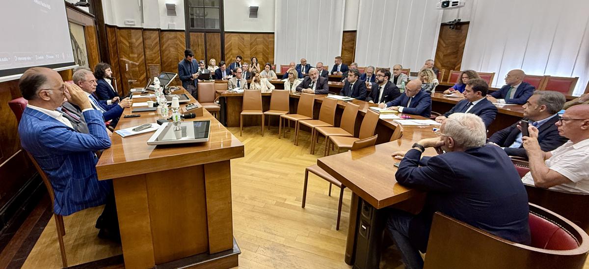Ex-Ilva, Taranto dilaniata tra ipotesi ‘chiusura’ e ‘transizione pesante’