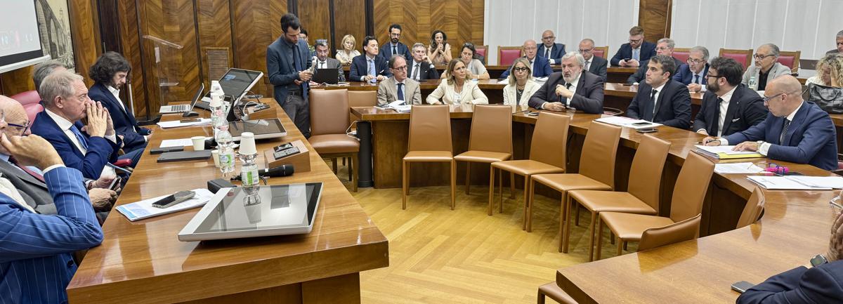 Ex-Ilva, Taranto dilaniata tra ipotesi ‘chiusura’ e ‘transizione pesante’