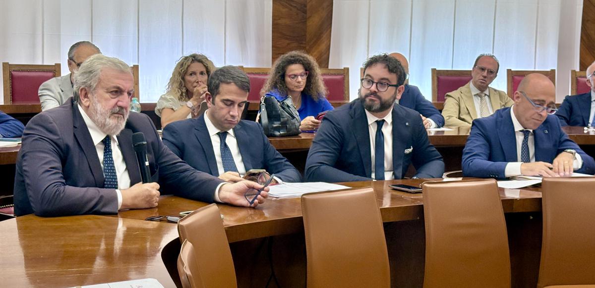Ex-Ilva, Taranto dilaniata tra ipotesi ‘chiusura’ e ‘transizione pesante’