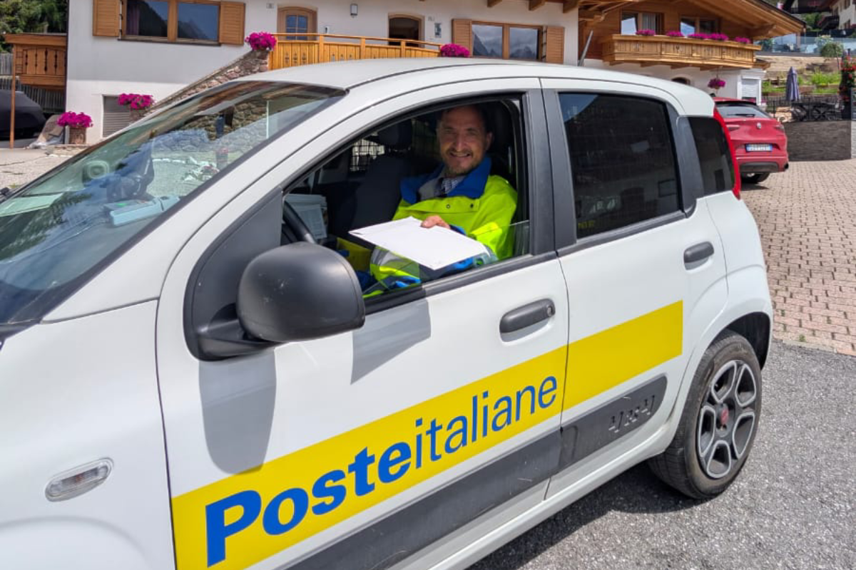 Poste Italiane: la routine quotidiana di Luca, il portalettere di Sinner Poste Italiane: la routine quotidiana di Luca, il portalettere di Sinner