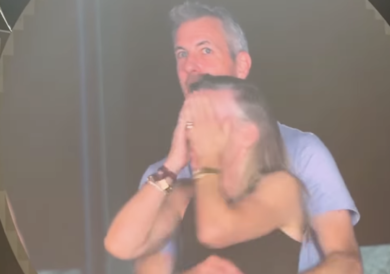 Ceo e collega-amante beccati al concerto dei Coldplay. La moglie cancella il cognome di lui dai social