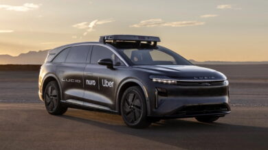 Uber “scavalca” i taxi. Il piano da 10 miliardi per le auto-passeggeri senza conducente. In almeno 28 città nel 2028