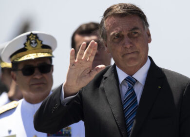 Bolsonaro a processo per tentato colpo di stato: obbligato ad indossare il braccialetto elettronico