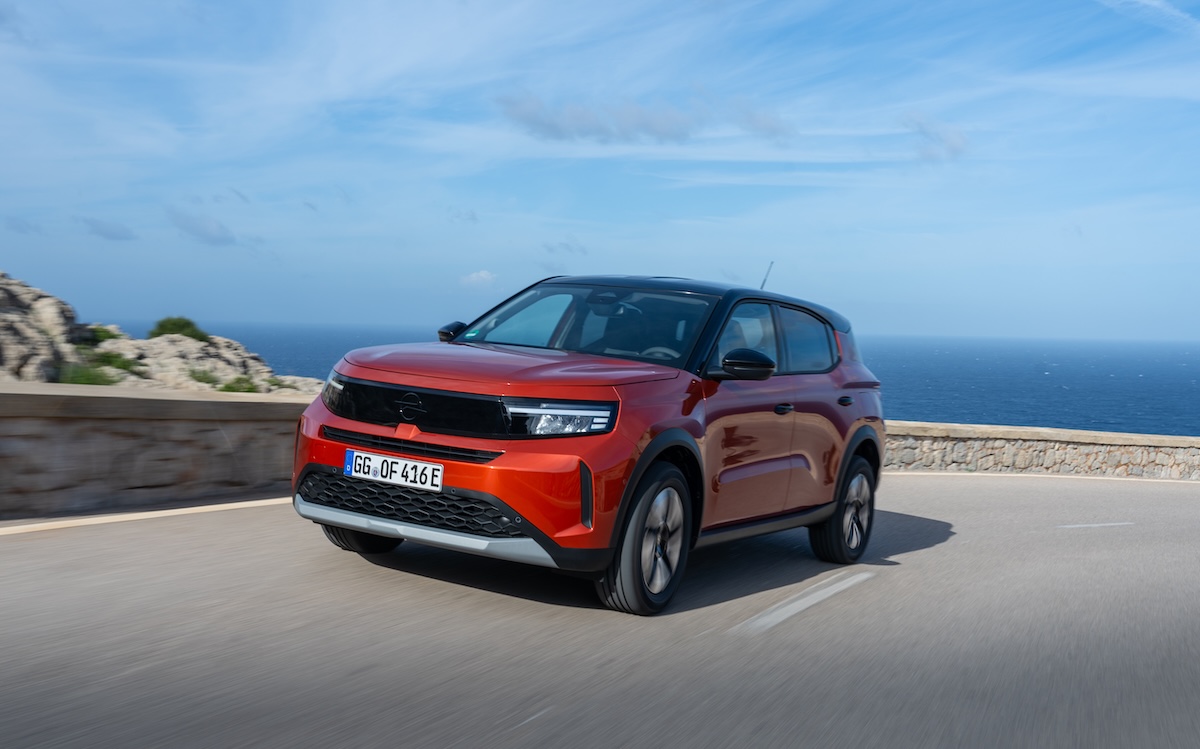 Opel Frontera Electric ora con 408 km di autonomia a 31.900 euro