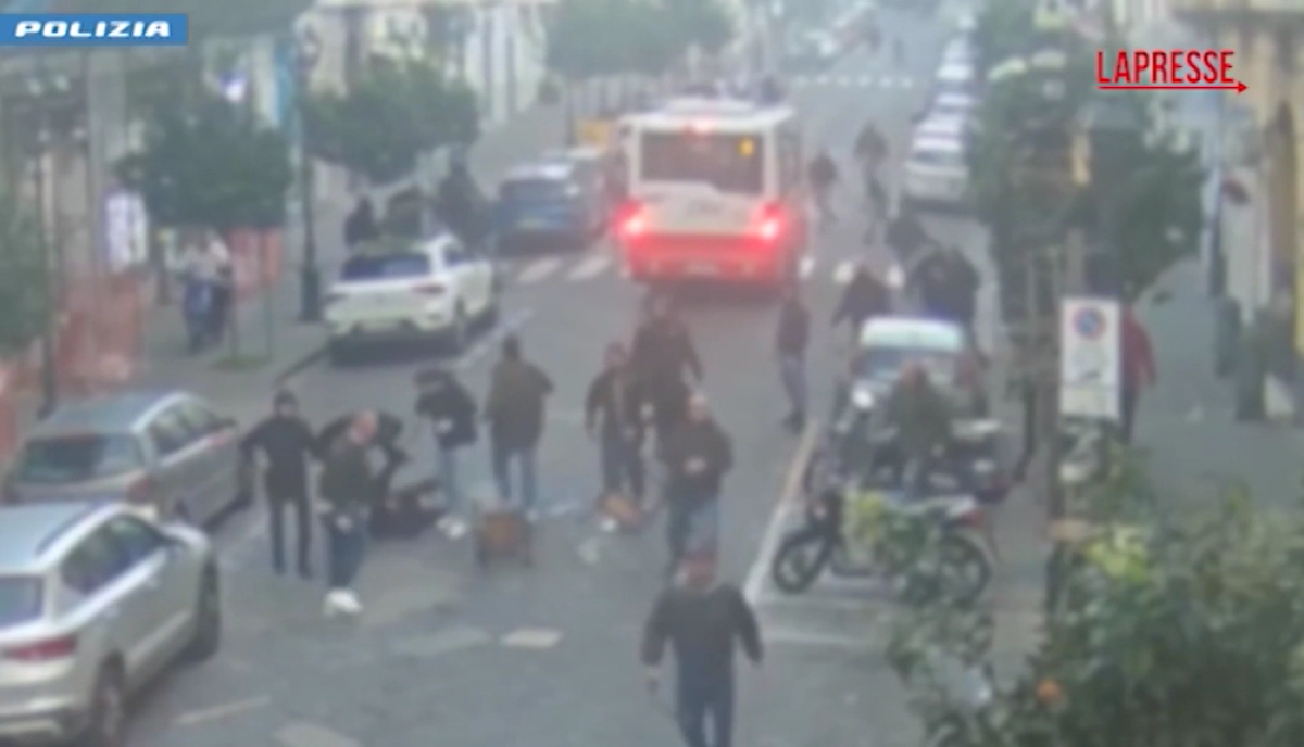 Napoli, rissa tra due gruppi ultras della Turris: sedie e tavolini come armi Napoli, rissa tra due gruppi ultras della Turris: sedie e tavolini come armi