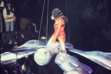 Katy Perry rischia la vita: perde l’equilibrio mentre vola sul pubblico, paura durante lo show | VIDEO