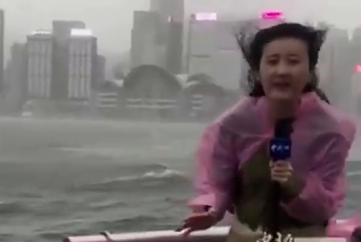 Maltempo a Hong Kong, la giornalista lotta contro le raffiche di vento del tifone che sta colpendo l’Asia Maltempo a Hong Kong, la giornalista lotta contro le raffiche di vento del tifone che sta colpendo l’Asia