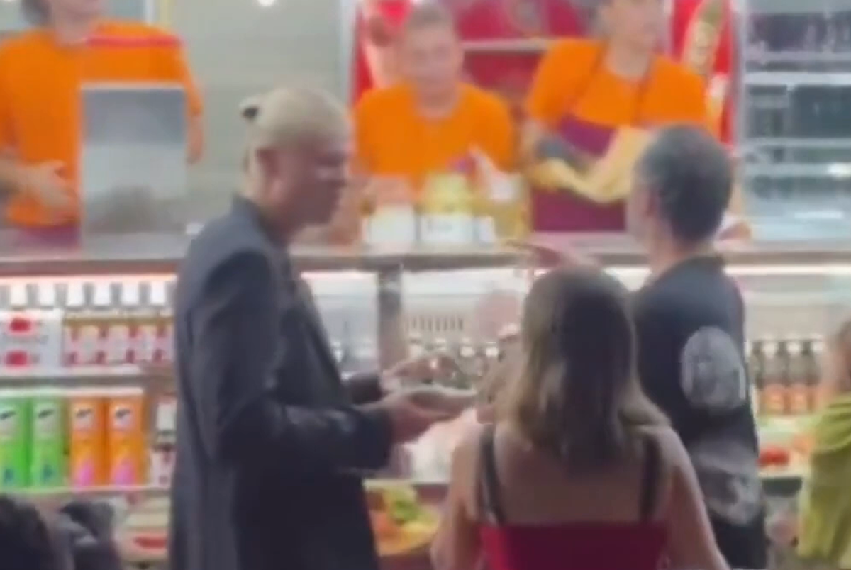 Haaland, il fuoriclasse del Manchester City si concede uno spuntino di mezzanotte dal paninaro a Roma. VIDEO Haaland, il fuoriclasse del Manchester City si concede uno spuntino di mezzanotte dal paninaro a Roma. VIDEO
