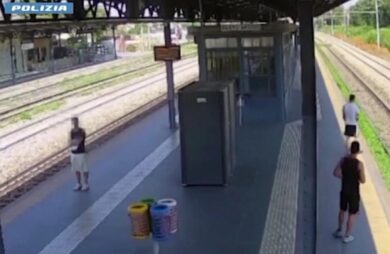 Turista statunitense accoltellato su un treno nel Milanese per rubargli un ciondolo