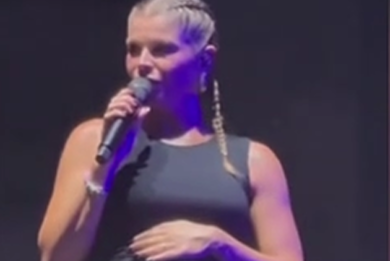 Alessandra Amoroso interrompe il concerto, la figlia scalcia nel pancione: il filmato ormai iconico