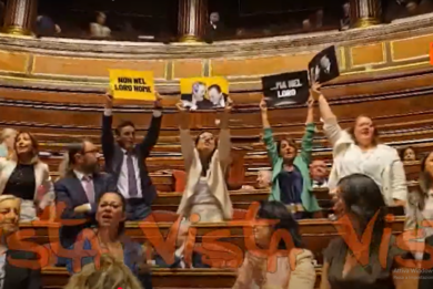 Giustizia, il M5S protesta in Senato contro la riforma con cartelli con Falcone e Borsellino
