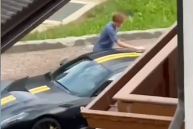 Sinner passione Ferrari, il campione ripreso a lavare il suo bolide da un vicino. VIDEO