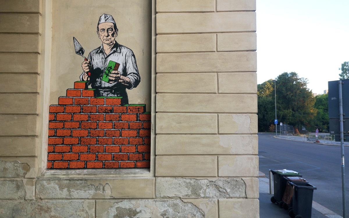 Urbanistica, a Milano spunta il murale con Sala che si mura da solo (poi rimosso) Urbanistica, a Milano spunta il murale con Sala che si mura da solo (poi rimosso)