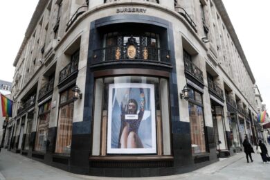 Burberry, licenziamenti in arrivo in Italia. L’annuncio dei tagli manda in agitazione i sindacati