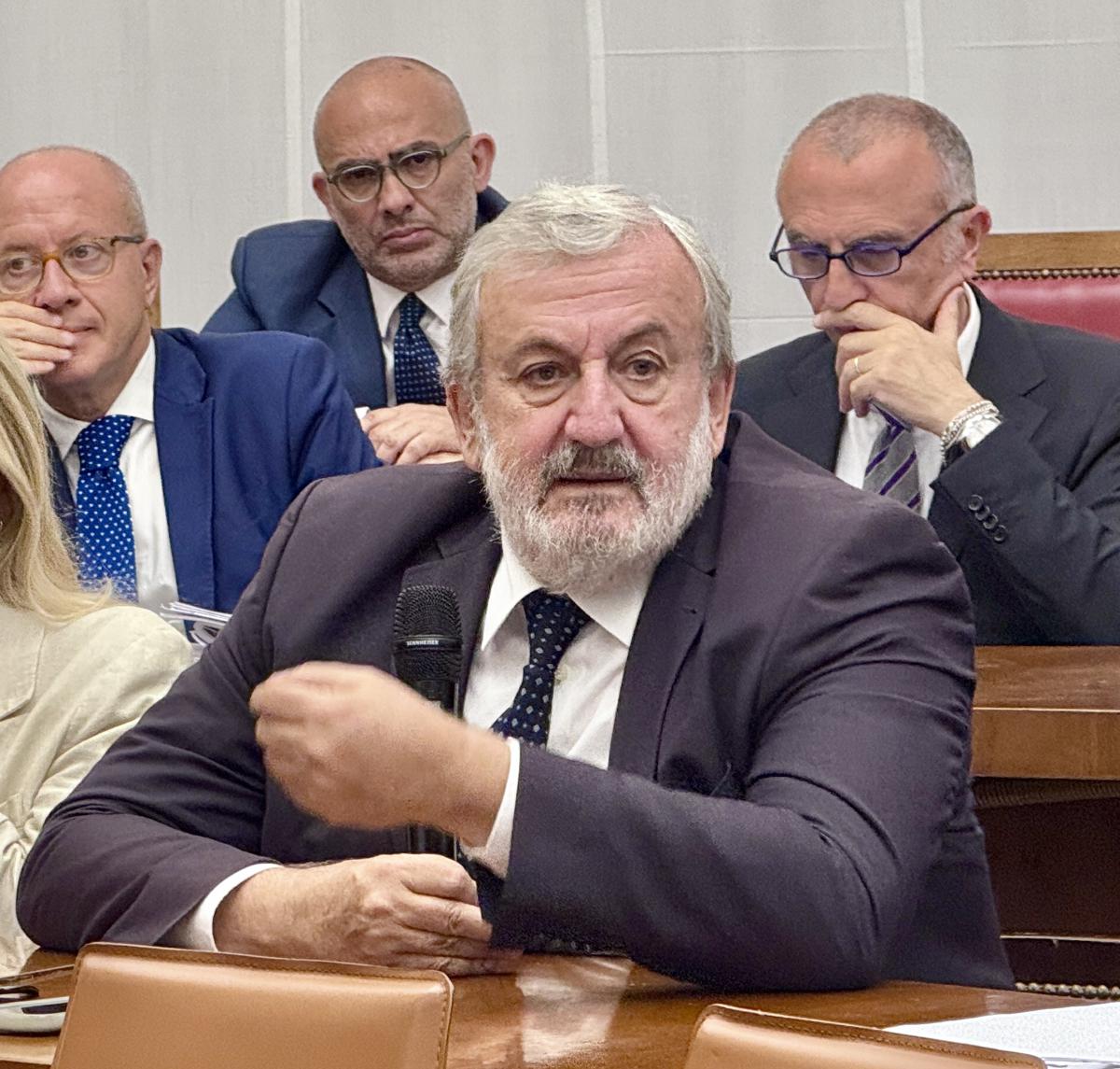 Fuoco di fila sull’auto-nomina di Emiliano nel Consiglio d’indirizzo Fondazione Petruzzelli