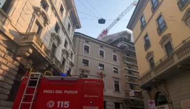 Milano, quindici operai protestano in cima al’impalcatura di un palazzo per il mancato pagamento degli stipendi