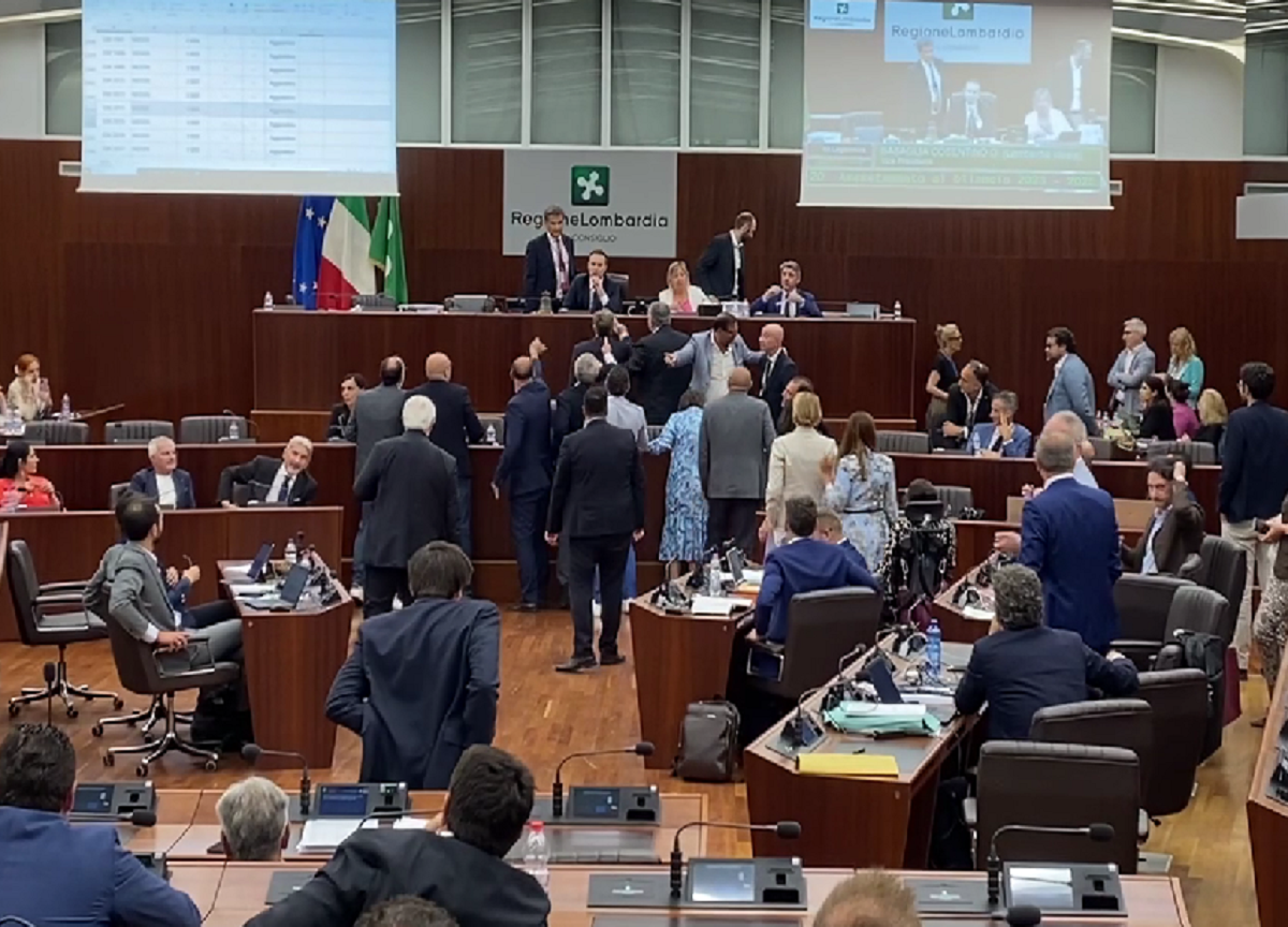 Regione Lombardia: si sblocca l’empasse-bilancio, malumori FdI. Sì al fondo affitti chiesto dal Pd Regione Lombardia: si sblocca l’empasse-bilancio, malumori FdI. Sì al fondo affitti chiesto dal Pd