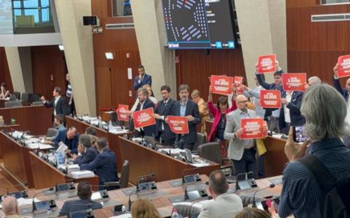 Regione Lombardia, maratona per il bilancio in aula: 8200 emendamenti da smarcare entro oggi Regione Lombardia, maratona per il bilancio in aula: 8200 emendamenti da smarcare entro oggi