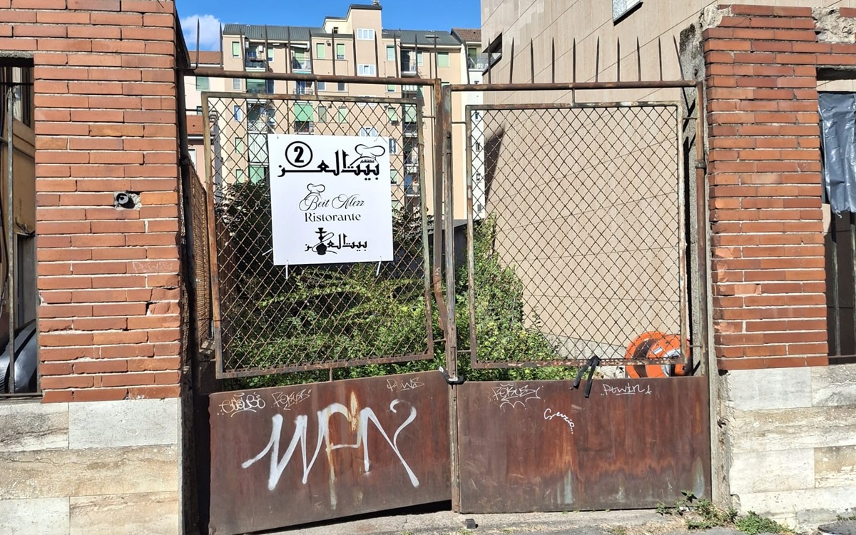 Milano, un ristorante al posto della moschea abusiva? Nell’area ci sono idrocarburi e vernici Milano, un ristorante al posto della moschea abusiva? Nell’area ci sono idrocarburi e vernici