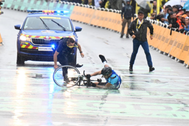 Tour de France, tifoso invade il traguardo in bici: la polizia lo abbatte e lo arresta. Rischia il carcere