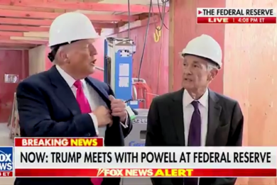Trump e il tranello al capo della Fed Powell, lo “scontro” faccia a faccia in diretta tv. VIDEO