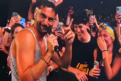 Spettatore annoiato al concerto di Mengoni, lui lo vede e… il siparietto esilarante. VIDEO