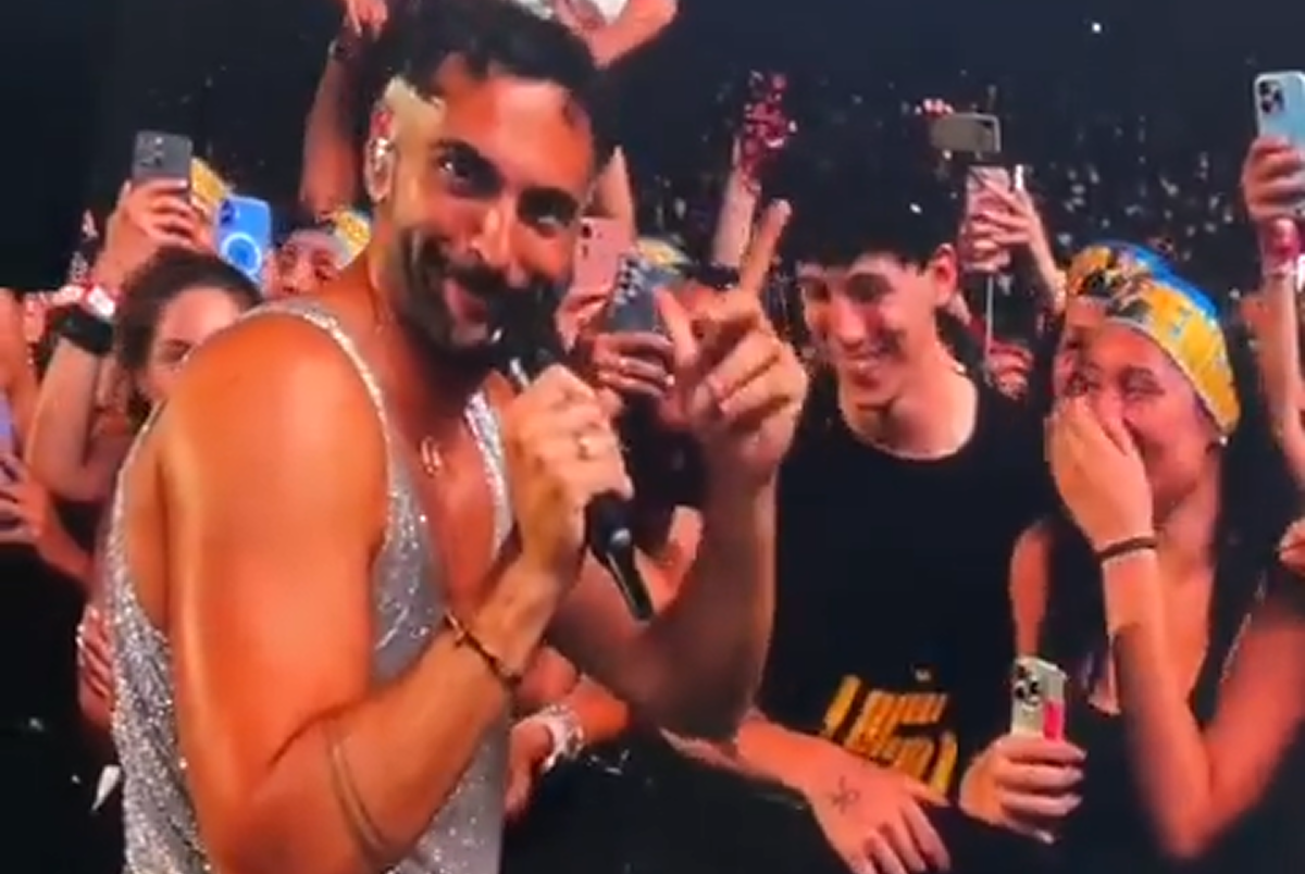 Spettatore annoiato al concerto di Mengoni, lui lo vede e… il siparietto esilarante. VIDEO Spettatore annoiato al concerto di Mengoni, lui lo vede e… il siparietto esilarante. VIDEO