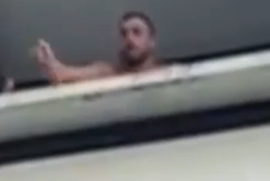 Dj Godzi, il video choc dell’aggressione al vicino 82enne colpito alle spalle