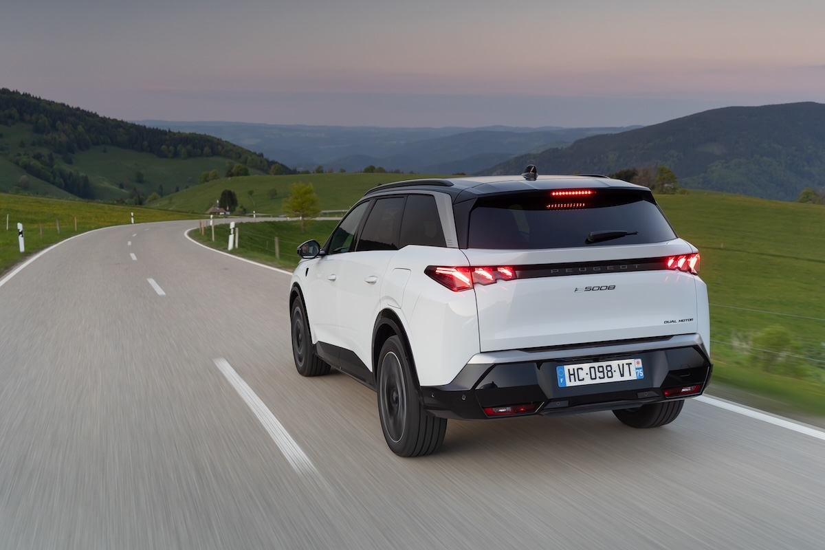 PEUGEOT nuovo E-5008 Dual Motor: SUV elettrico 7 posti da 325 CV 4WD PEUGEOT nuovo E-5008 Dual Motor: SUV elettrico 7 posti da 325 CV 4WD