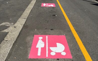 Milano, arrivano i primi stalli rosa: ecco come funzionano e chi ne ha diritto
