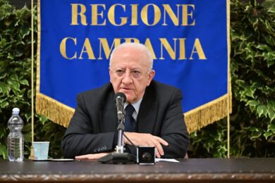Il sipario è calato, quel Vincenzo De Luca tutto d’un pezzo non c’è più