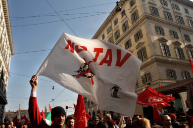 No Tav in Val di Susa, manifestanti bloccano autostrada: chiusa la Torino-Bardonecchia