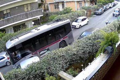 Incidente nel Comasco, maestra uccisa su pullman pieno di bambini: ai domiciliari l’autista, usava il cellulare alla guida