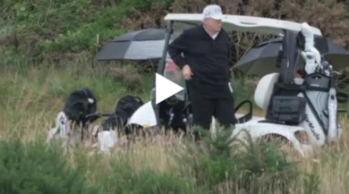 Trump gioca a golf in Scozia con il figlio Eric prima del vertice con von der Leyen | VIDEO
