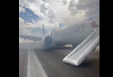 Aerei, sfiorata una nuova tragedia. Boeing prende fuoco a Denver, passeggeri costretti a scappare con lo scivolo. video