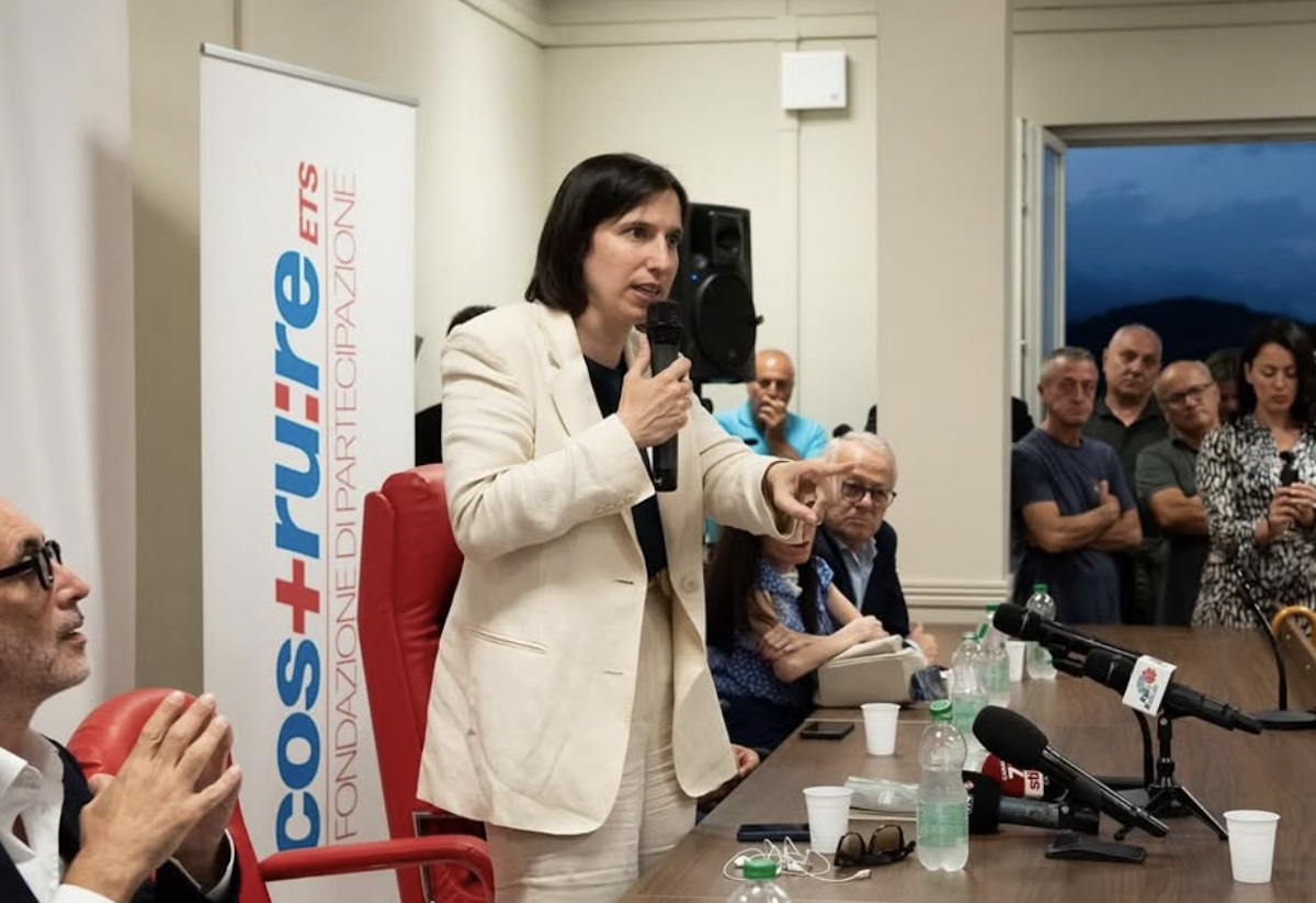 Gaza, Schlein ha le idee chiare per fermare la guerra: “Meloni riconosca lo Stato della Palestina” Gaza, Schlein ha le idee chiare per fermare la guerra: “Meloni riconosca lo Stato della Palestina”