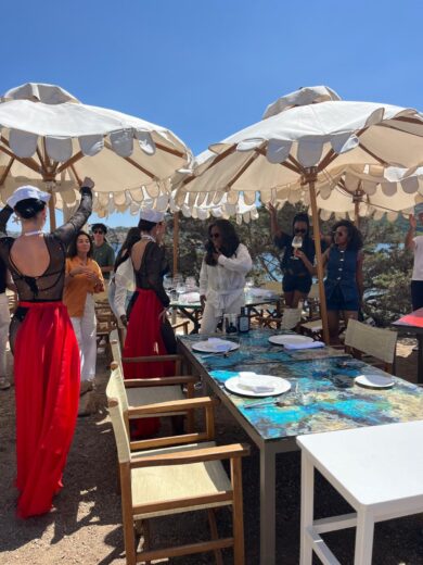 Oprah Winfrey canta e balla scatenata con i suoi amici in Sardegna. VIDEO