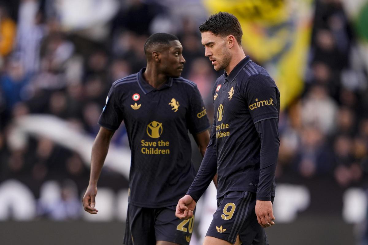 Calciomercato Juventus – Kolo Muani e Vlahovic, intrigo col Milan. Cambio, Douglas Luiz esce e Hjulmand entra – Rumor Calciomercato Juventus – Kolo Muani e Vlahovic, intrigo col Milan. Cambio, Douglas Luiz esce e Hjulmand entra – Rumor
