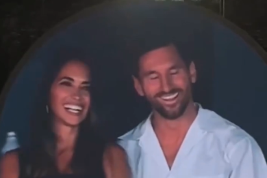 Lionel Messi nel mirino della kiss cam: beccato al concerto dei Coldplay insieme alla moglie