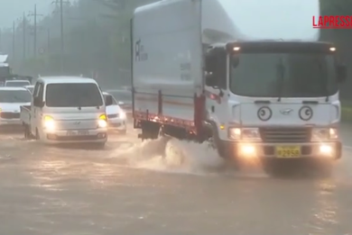 Pechino travolta dall’acqua, 34 morti e più di 80 mila evacuati. Forti piogge e inondazioni mettono in ginocchio la Cina