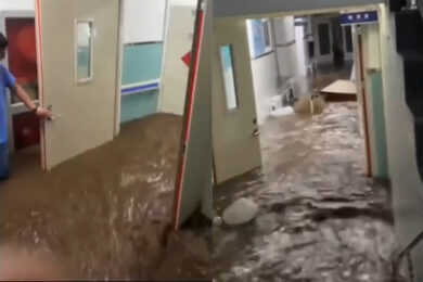 Pechino sott’acqua: 300 mm di pioggia in 6 ore, ospedale allagato e 30 morti