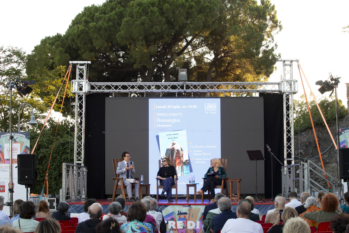 Capalbio Libri, Ciabatti: “Con ‘Donnaregina’ volevo guardare fuori da me”. E Bendicenti ha le idee chiare sull’accordo tra Ue e Usa Capalbio Libri, Ciabatti: “Con ‘Donnaregina’ volevo guardare fuori da me”. E Bendicenti ha le idee chiare sull’accordo tra Ue e Usa