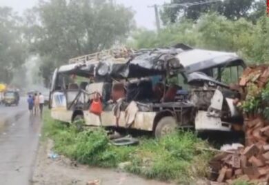 Scontro tra pullman e camion pieno di bombole di gas, morti 18 pellegrini. Tragedia in India. VIDEO