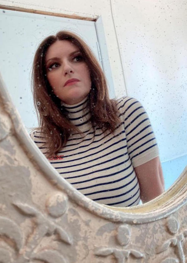 Laura Pausini, note dolenti per gli affari della cantante: in un anno fatturato dimezzato e perdite per 1,2 milioni Laura Pausini, note dolenti per gli affari della cantante: in un anno fatturato dimezzato e perdite per 1,2 milioni