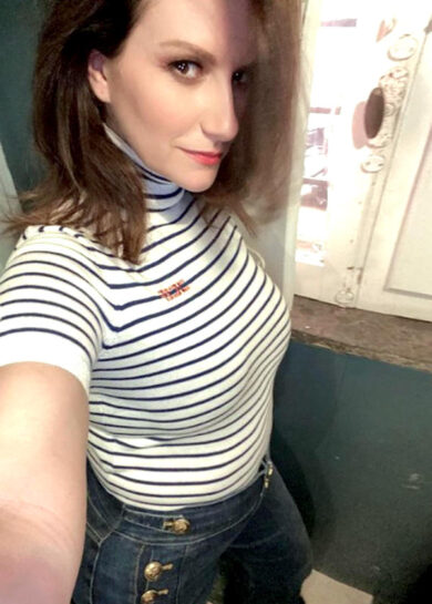 Laura Pausini, note dolenti per gli affari della cantante: in un anno fatturato dimezzato e perdite per 1,2 milioni