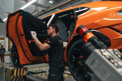 Lamborghini accelera nella transizione ibrida: semestre solido e vendite da record